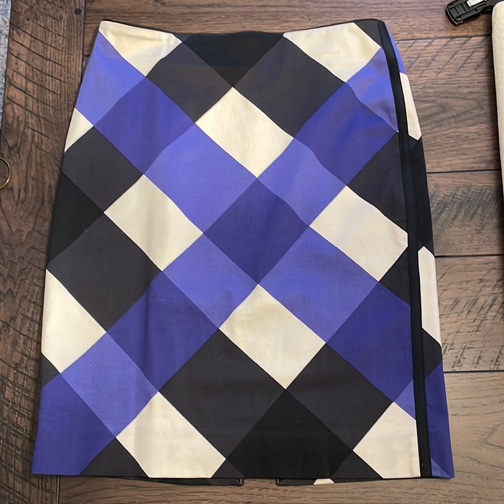 WHBM colorblock skirt size 0 in perfect condition! Black, blue and white.